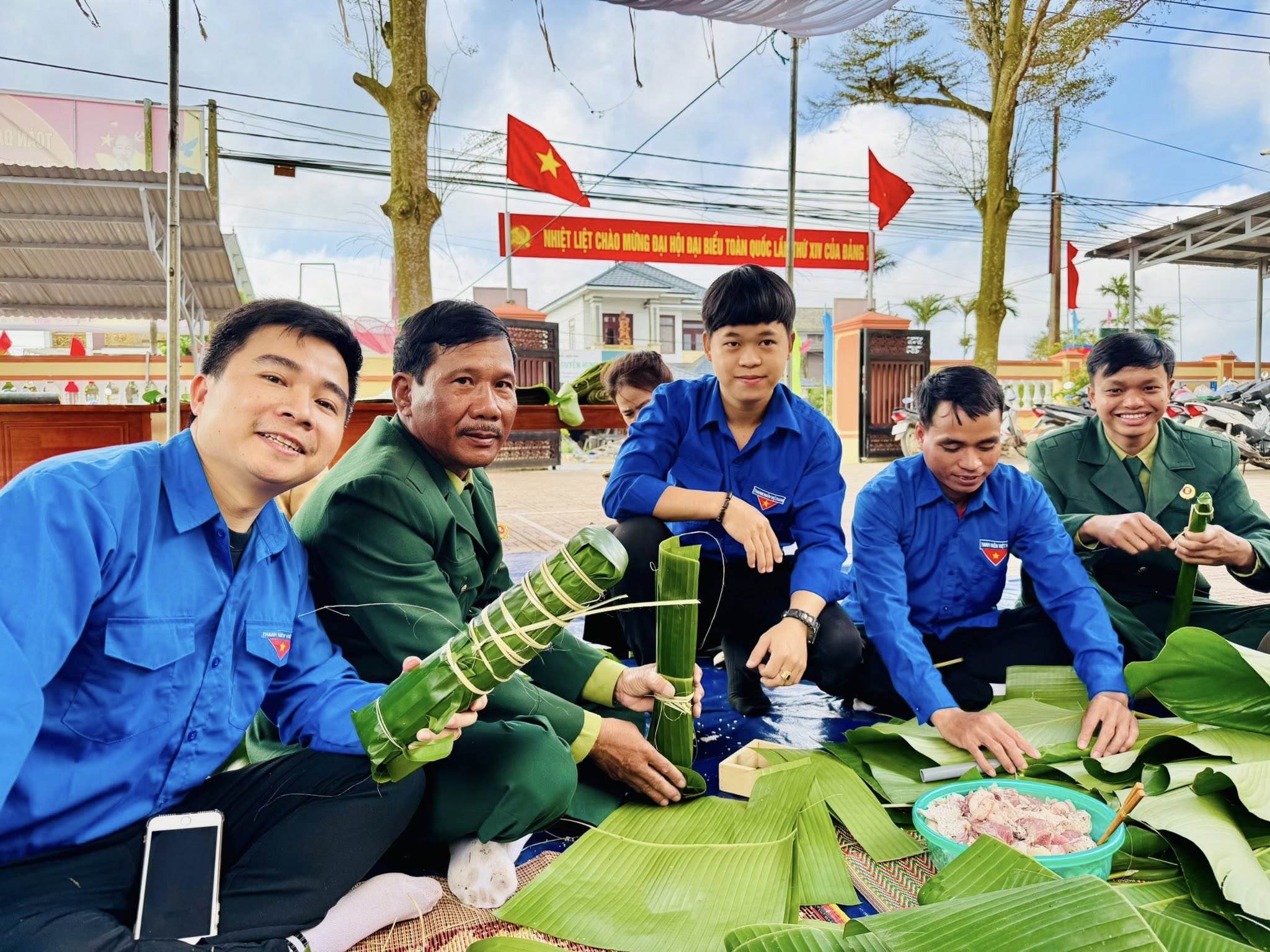 Cán bộ, hội viên và tình nguyện viên cùng tham gia gói bánh tại chương trình. Ảnh: N.T