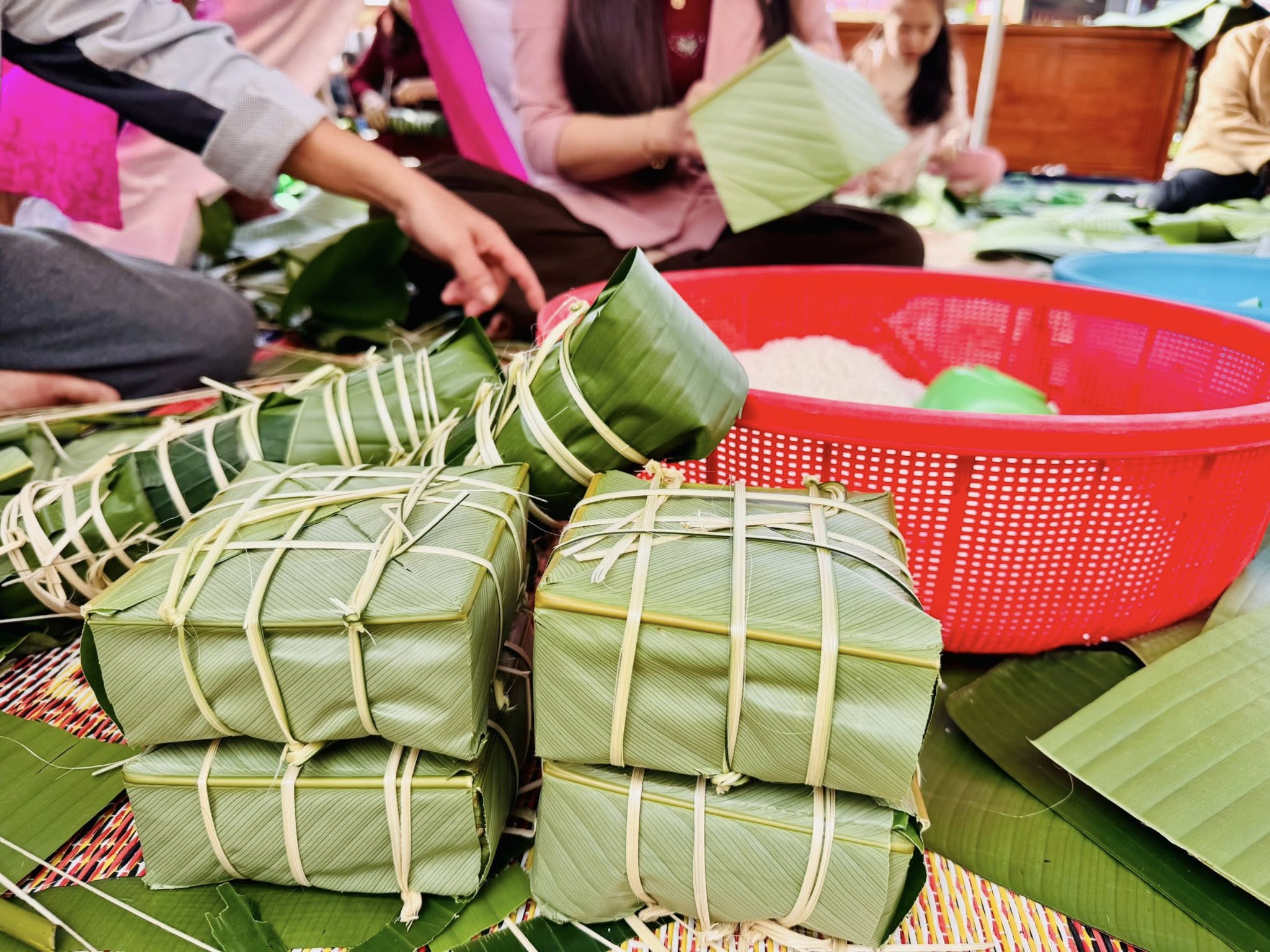 Những chiếc bánh chưng được gói vuông vắn, gửi trọn nghĩa tình sẻ chia dịp Tết. Ảnh: N.T