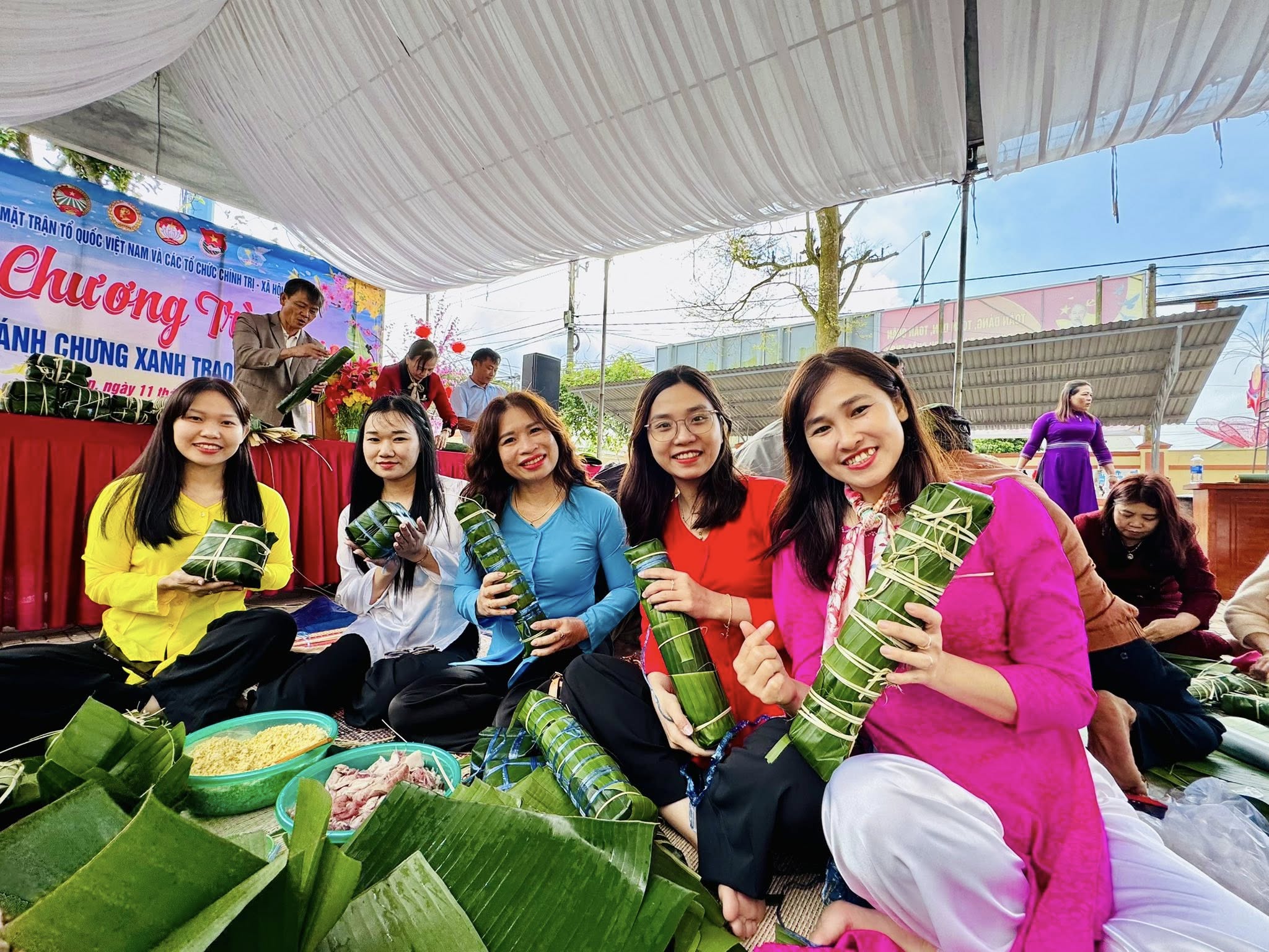 Đoàn viên thanh niên và lực lượng vũ trang chung tay gói bánh chưng xanh. Ảnh: N.T
