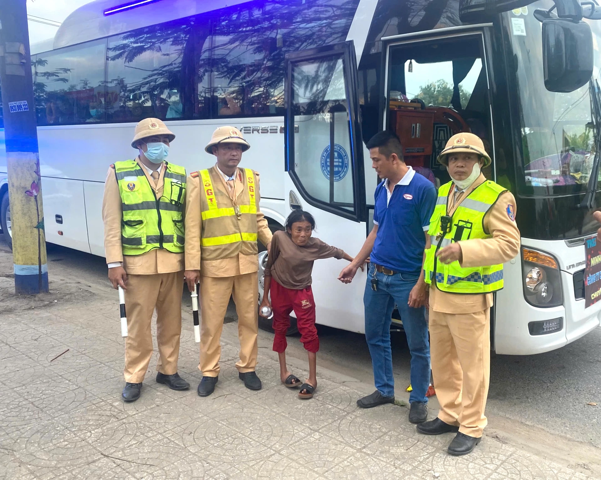 Đội CSGT Đường bộ số 1 hỗ trợ chi phí và kết nối nhà xe đưa người phụ nữ khuyết tật ở Nghệ An đi lạc trở về với gia đình - Ảnh: Lê Trường