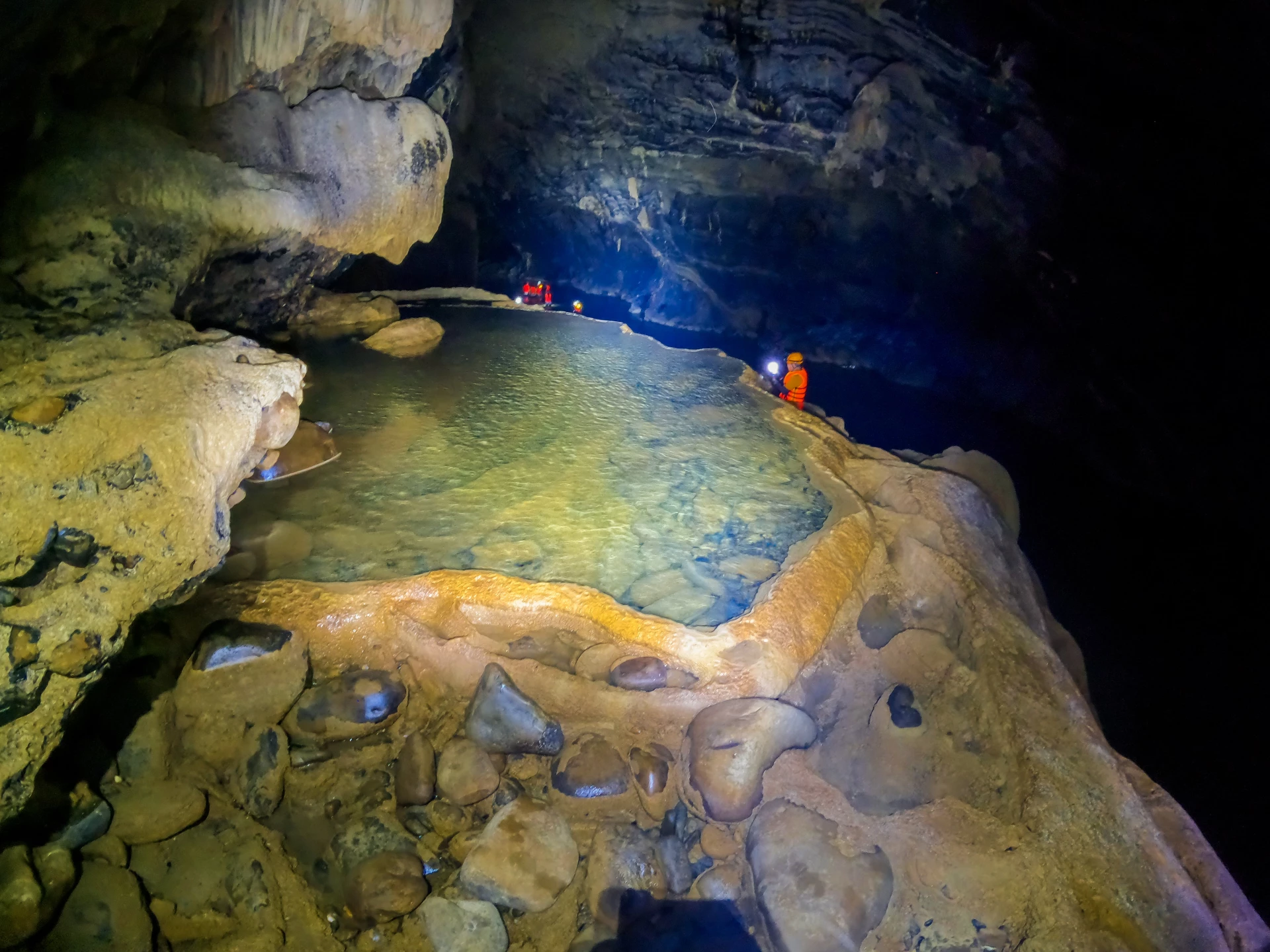 Bên trong hang Rục Mòn - Ảnh: D.X