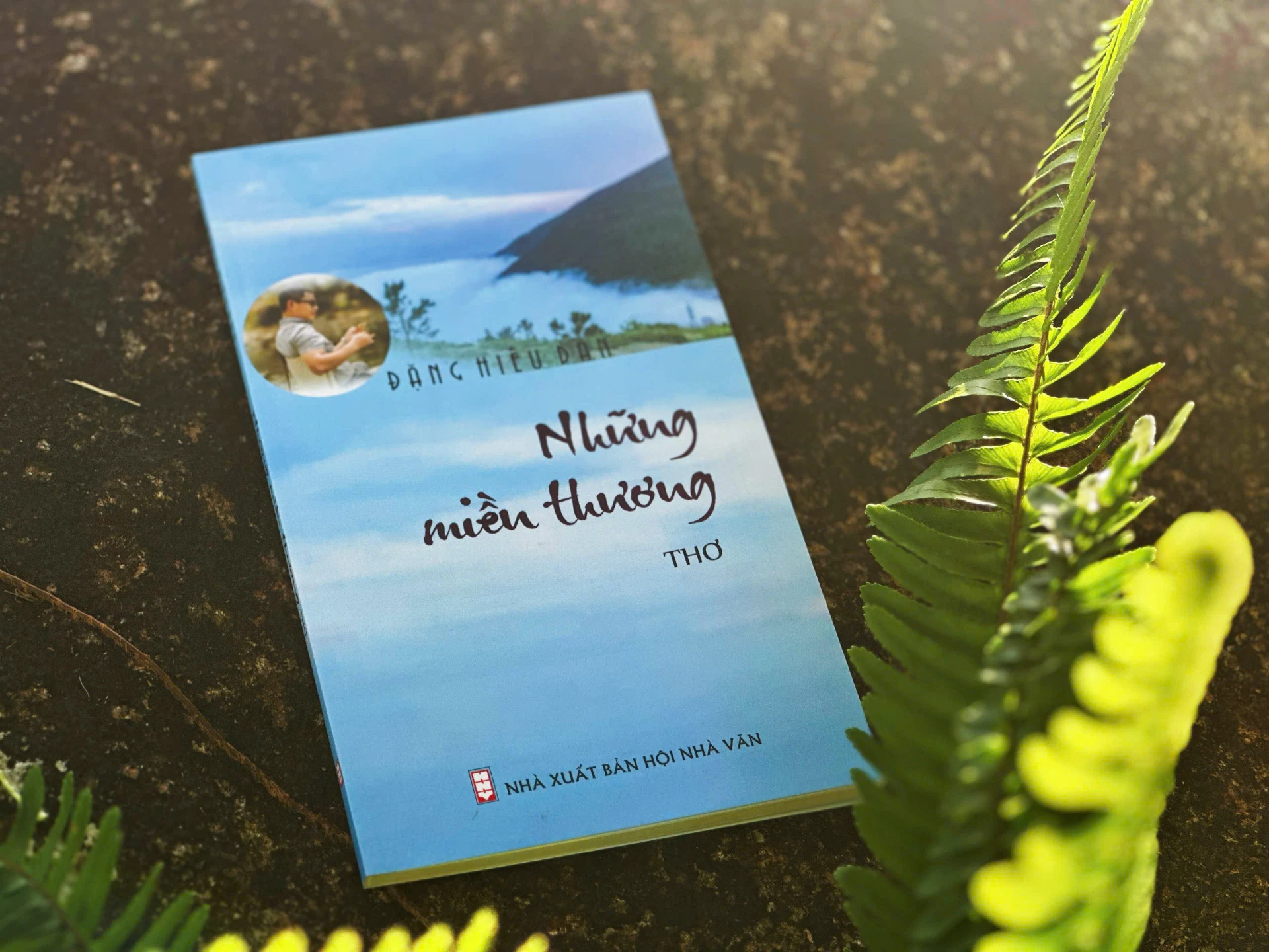 Tập thơ “Những miền thương”- Ảnh: THANH SƠN