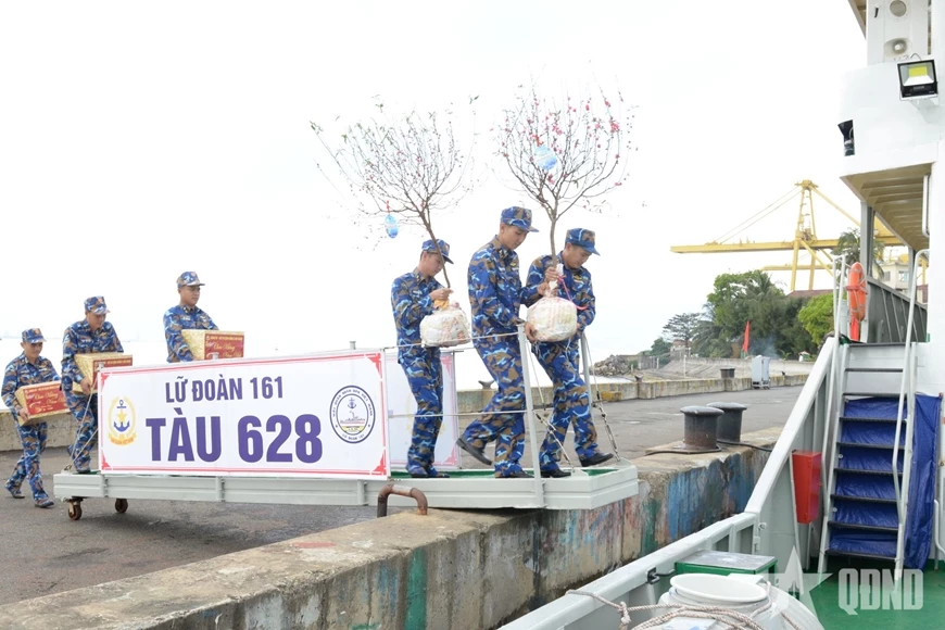 Lực lượng Vùng 3 Hải quân vận chuyển quà Tết lên tàu, gửi tặng quân và dân đặc khu Cồn Cỏ (Quảng Trị).