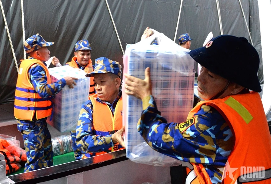 Các kiện hàng và quà Tết được chuẩn bị chu đáo để đưa ra đảo.