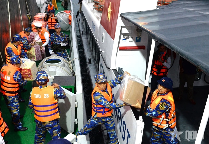 Những chuyến hàng và quà Tết ý nghĩa đang được đưa lên đảo Cồn Cỏ.