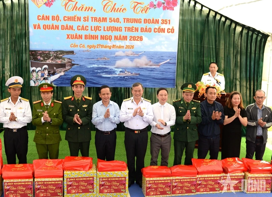 Việc vận chuyển quà Tết lên tàu được tiến hành cẩn thận, đảm bảo an toàn.