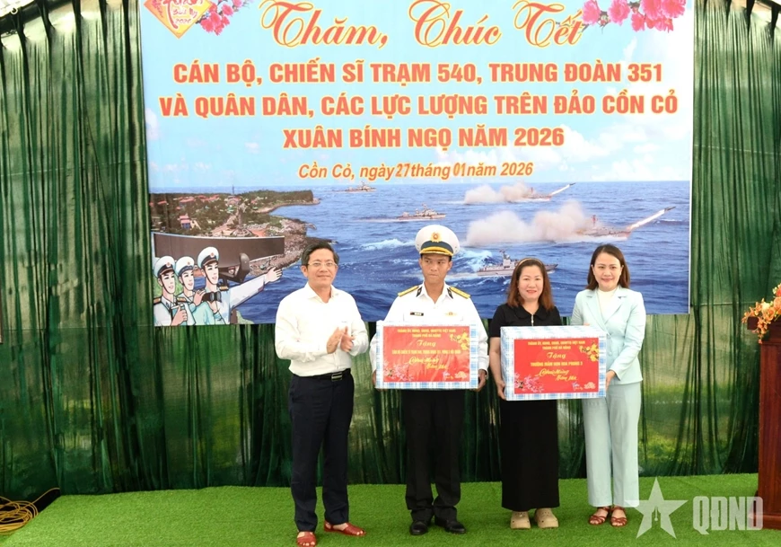 Đoàn công tác chuẩn bị khởi hành mang Tết ra đảo.