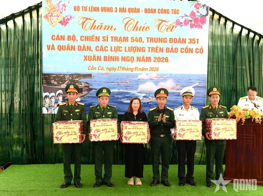 Đoàn công tác từ Vùng 3 Hải quân cùng các đơn vị, địa phương đến thăm hỏi, tặng quà và chúc Tết quân dân đảo Cồn Cỏ (Quảng Trị).