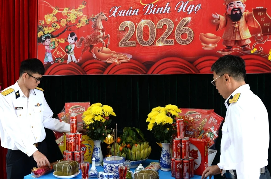 Cán bộ, chiến sĩ Trạm Radar 540 (Trung đoàn 351, Vùng 3 Hải quân) tỉ mỉ trang trí bàn thờ gia tiên, chuẩn bị đón Tết.