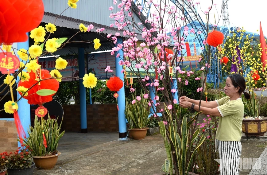 Người dân Cồn Cỏ cùng nhau tô điểm, trang hoàng nhà cửa và đường phố đón mừng năm mới.