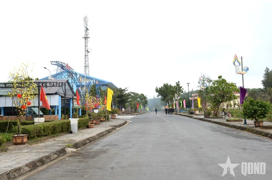 Các tuyến đường trên đảo rực rỡ sắc cờ, hoa, mang đến không khí xuân tươi vui.