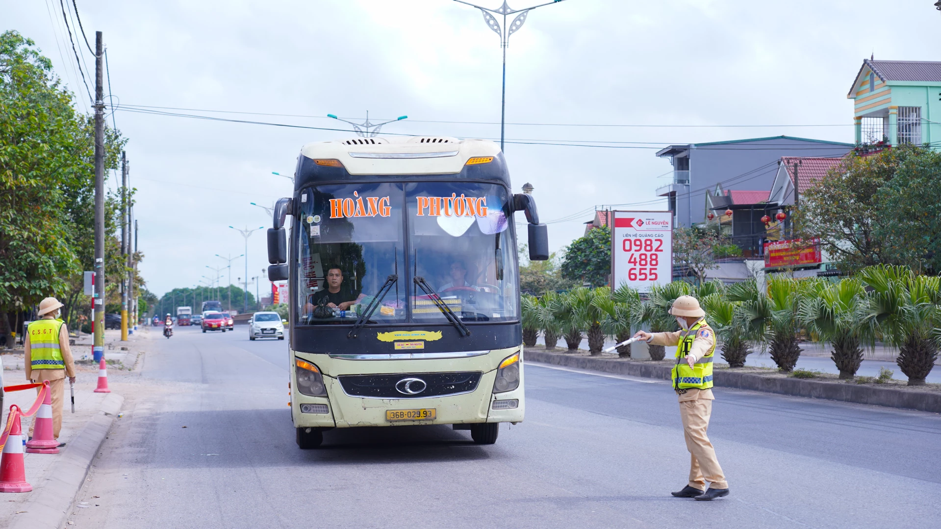Để kiểm soát phương tiện vận tải hành khách dịp Tết, Đội CSGT Đường bộ số 1 lập các tổ, chốt lưu động dọc tuyến Quốc lộ 1 