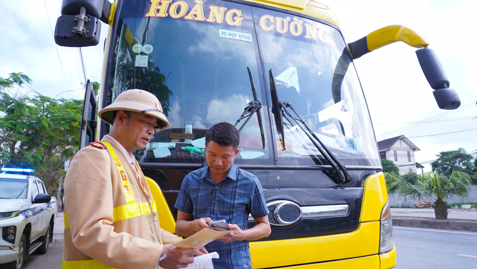 Ngoài kiểm tra, cán bộ Đội CSGT Đường bộ số 1 còn tuyên truyền, nhắc nhở lái xe trước khi cho phương tiện tiếp tục hành trình