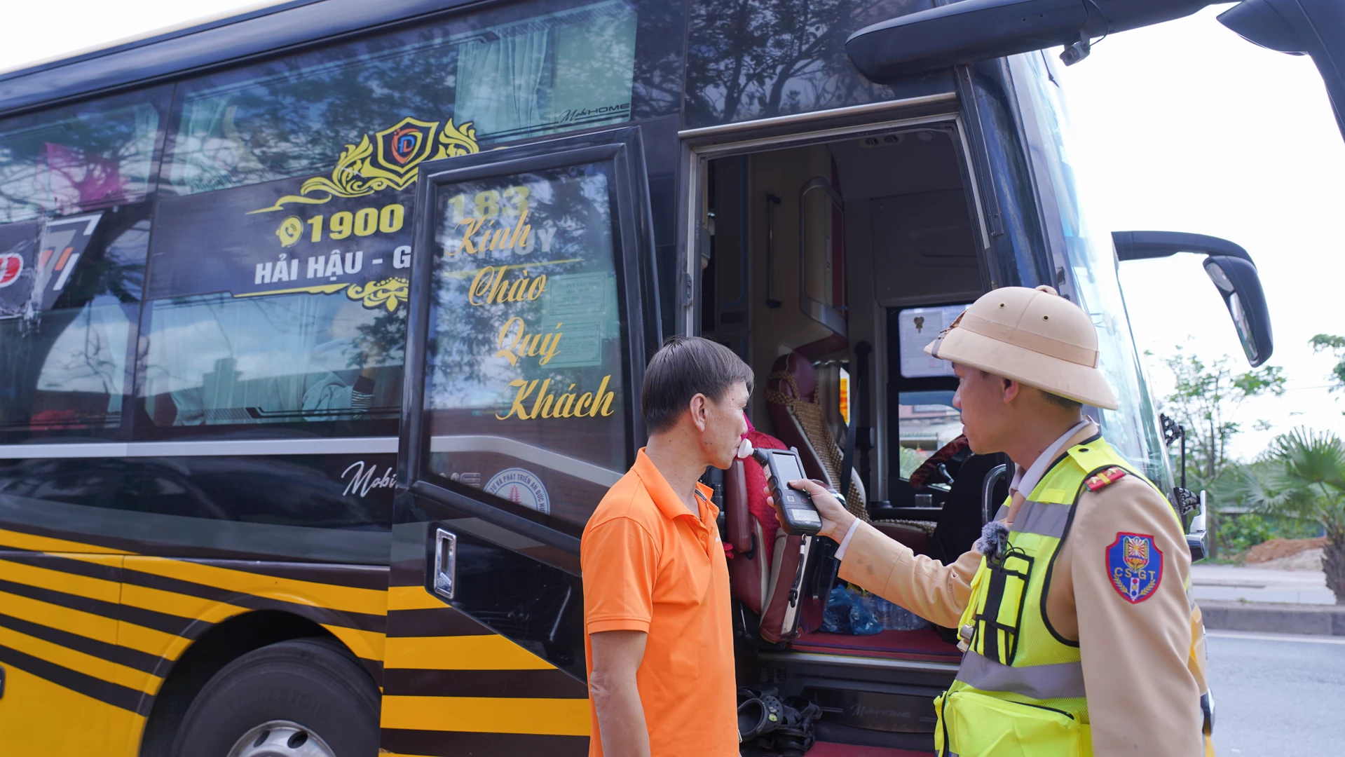 Sau khi kiểm tra, tài xế điều khiển xe khách biển kiểm soát 18G-000.59 bị lập biên bản về hành vi chở quá số người quy định 