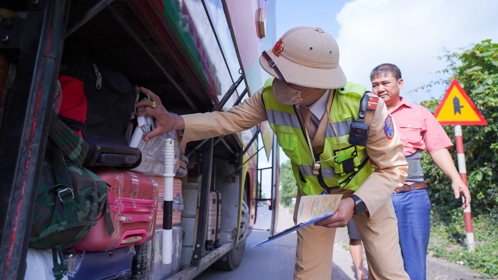 Lực lượng CSGT kiểm tra khoang chứa hành lý của xe khách