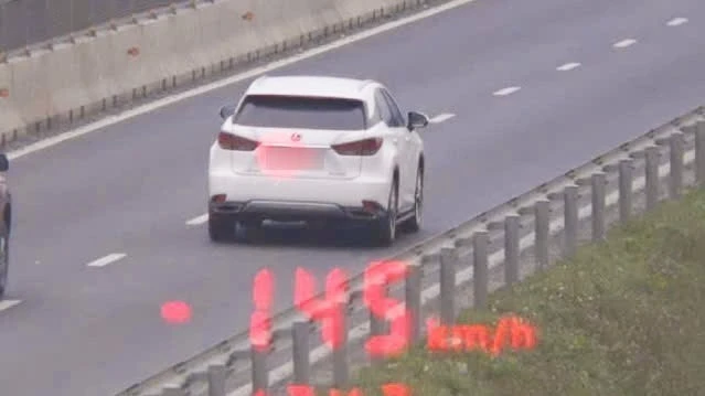Xe “bay” 145km/h trên Cao tốc Vạn Ninh-Cam Lộ: Phạt nặng! Phát hiện ô-tô chạy 145km/giờ trên cao tốc đoạn Vạn Ninh-Cam Lộ