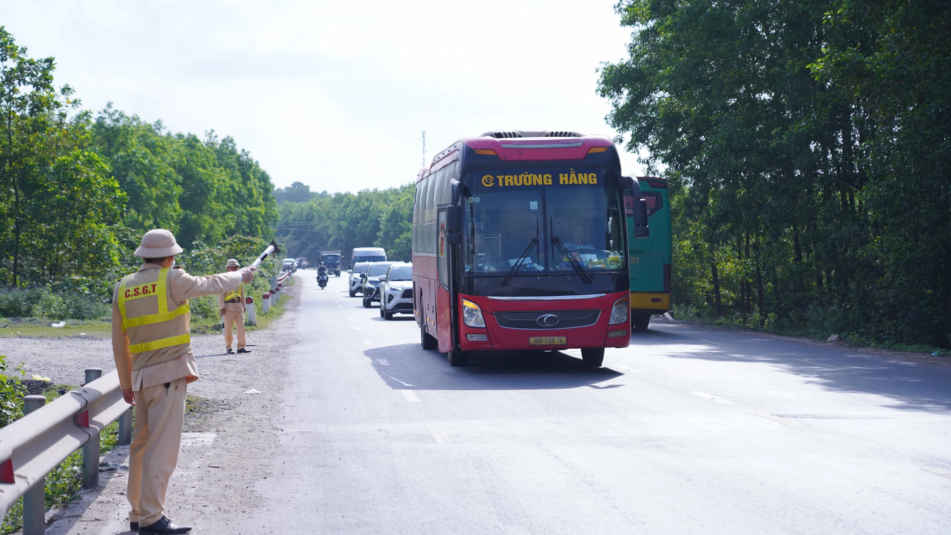 Bên cạnh số ít phương tiện vẫn vi phạm các quy định về ATGT thì phần lớn phương tiện vận tải hành khách chấp hành nghiêm các quy định