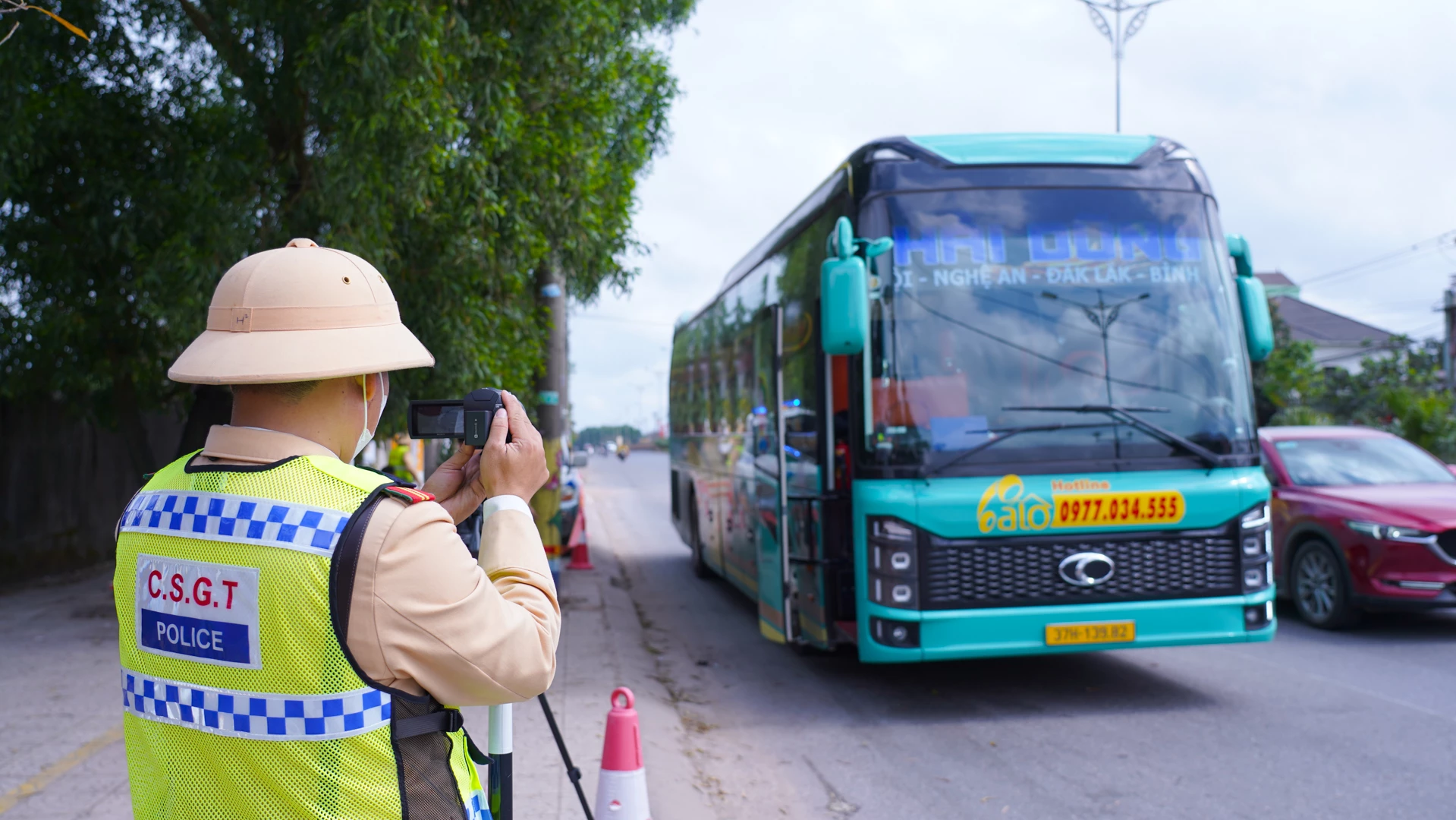 Để đảm bảo khách quan và đúng quy định, tại các tổ chốt, lực lượng CSGT còn bố trí các camera giám sát quá trình tuần tra kiểm soát