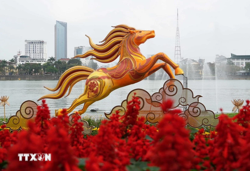 Linh vật ngựa đặt ở bờ Bắc sông Hương, thành phố Huế. (Ảnh: Nguyên Lý/TTXVN)