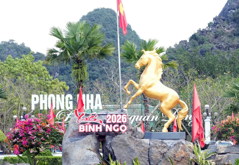 Linh vật năm Bính Ngọ 2026 uy nghi được đặt trang trọng tại Trung tâm Du lịch Phong Nha-Kẻ Bàng, tạo điểm nhấn thu hút. (Ảnh: Tá Chuyên/TTXVN)