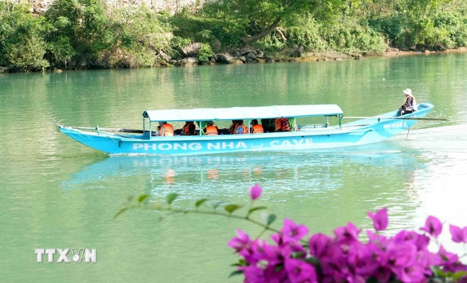 Du khách thảnh thơi di chuyển bằng thuyền, khám phá vẻ đẹp động Phong Nha trong những ngày giáp Tết Nguyên đán Bính Ngọ 2026. (Ảnh: Tá Chuyên/ TTXVN)