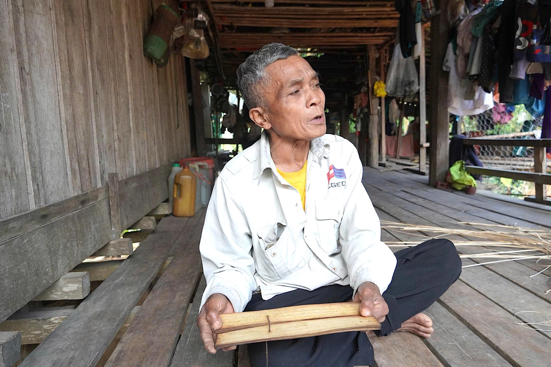 Ông Hồ Đi, ở bản Ka-Ing, cất giữ quyển sách lá như báu vật - Ảnh: X.V