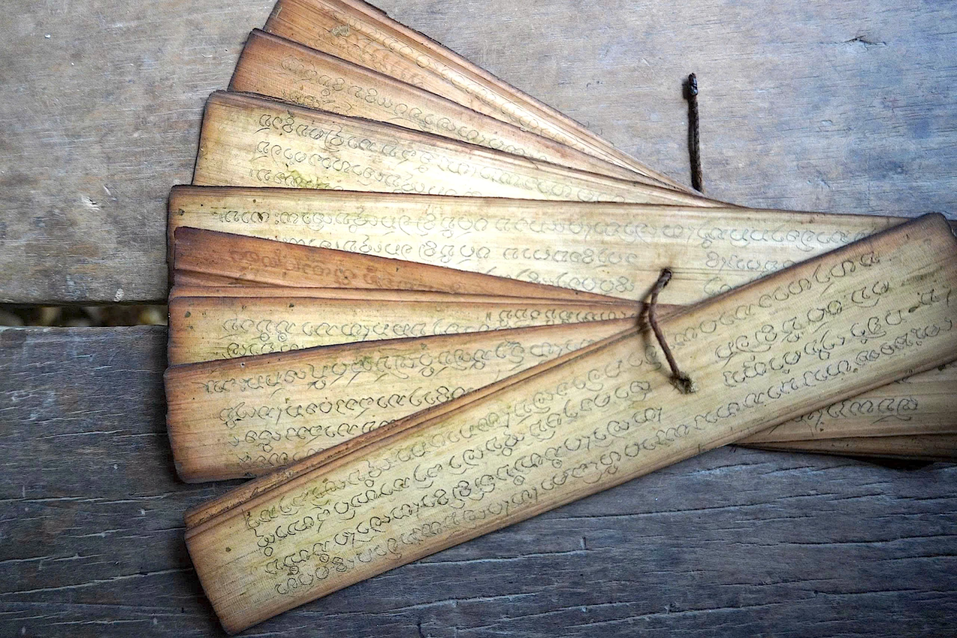 Sách lá của người Khùa được viết bằng chữ Lào cổ - Ảnh: X.V