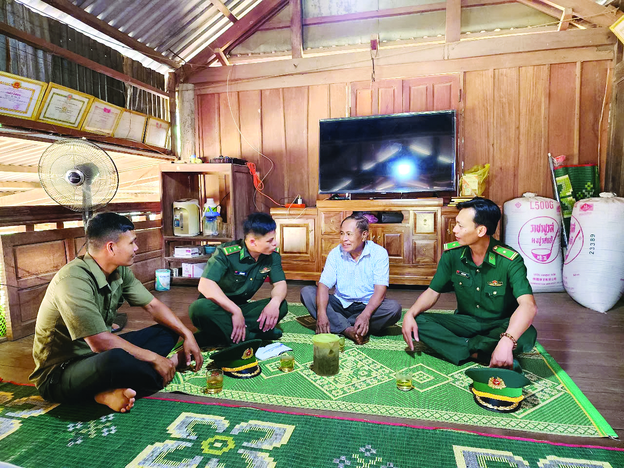 Cán bộ Đồn Biên phòng Hướng Lập luôn gần gũi, sâu sát với người dân Cù Bai - Ảnh: H.N