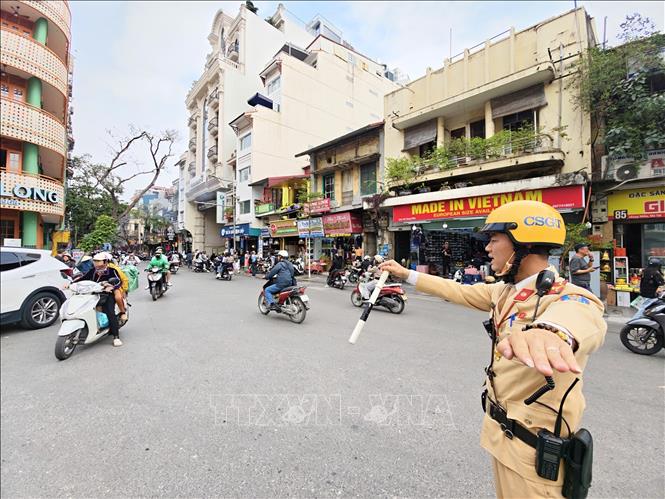 Khắp cả nước” is more impactful than “trên cả nước” or “cả nước”. Ngày 29 Tết, cả nước xảy ra 50 vụ tai nạn giao thông, làm 28 người tử vong