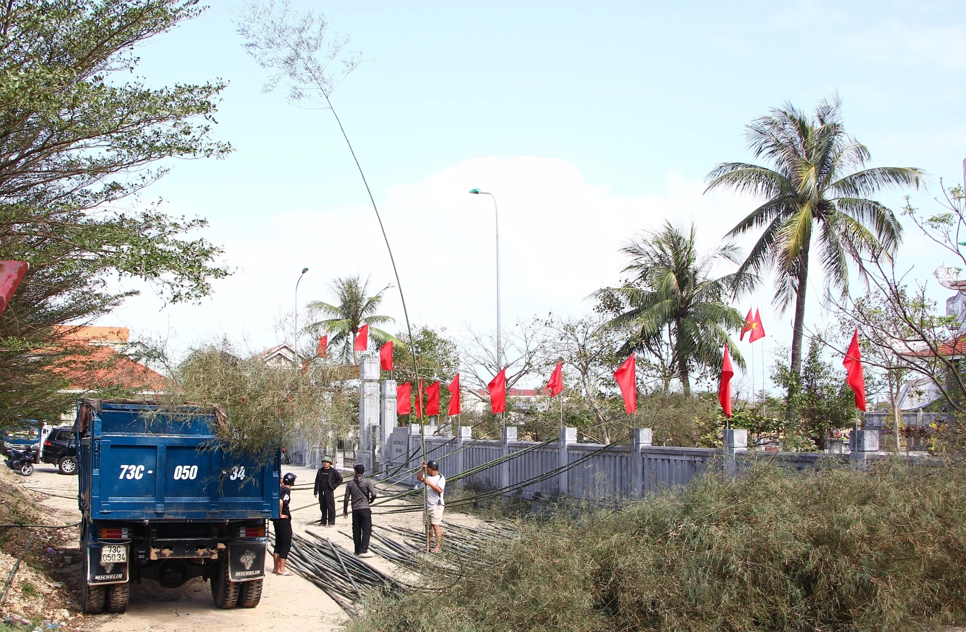 Khung cảnh “Chợ cây nêu” ngày Tết tại xã Bắc Trạch, tỉnh Quảng Trị. Ảnh: N.M.P
