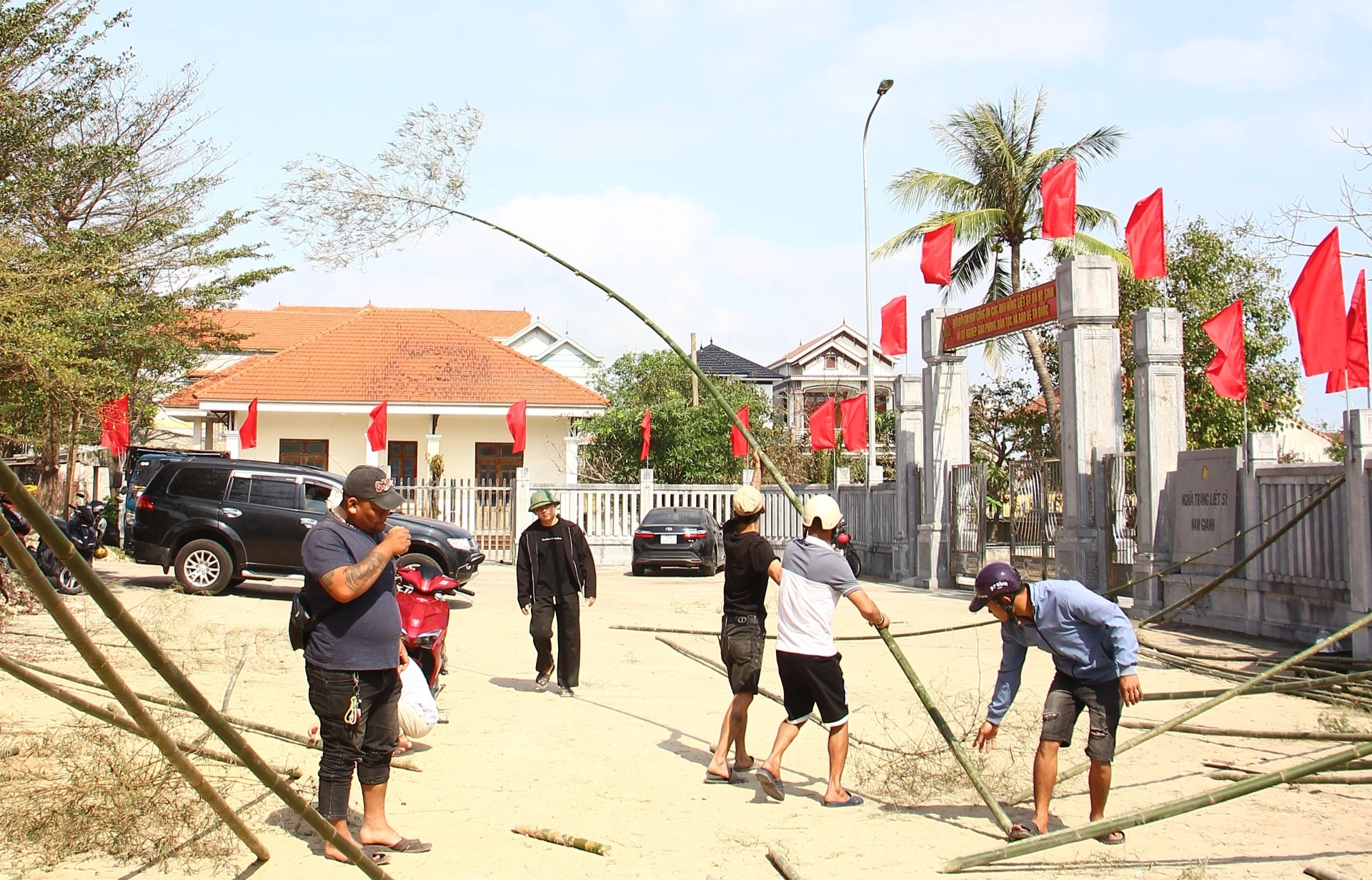 Người dân cẩn trọng lựa chọn những cây tre ưng ý để dựng nêu. Ảnh: N.M.P