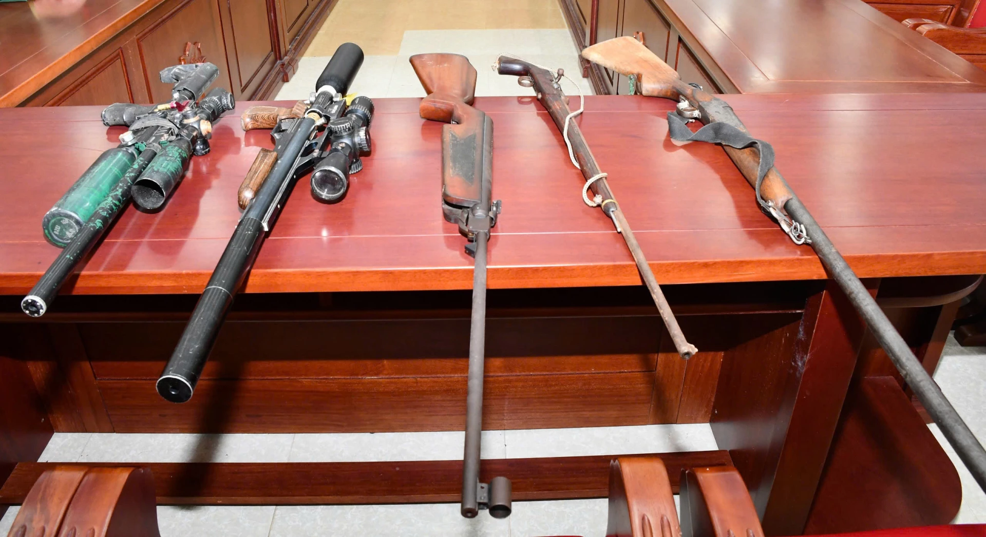 Người dân tự nguyện giao nộp 5 khẩu súng săn các loại - Ảnh: N.H