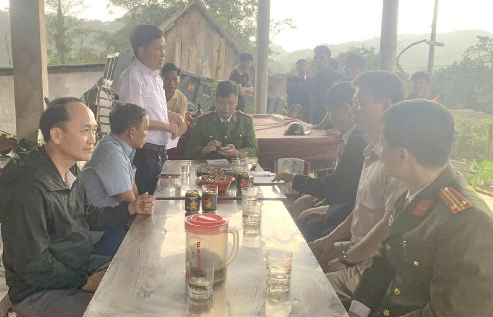 Đồng chí Lê Hoài Phong, Phó Bí thư Đảng ủy, Chủ tịch UBND xã Đakrông cùng đoàn công tác nắm bắt tình hình và chỉ đạo các biện pháp hỗ trợ gia đình bị nạn-Ảnh: K.S