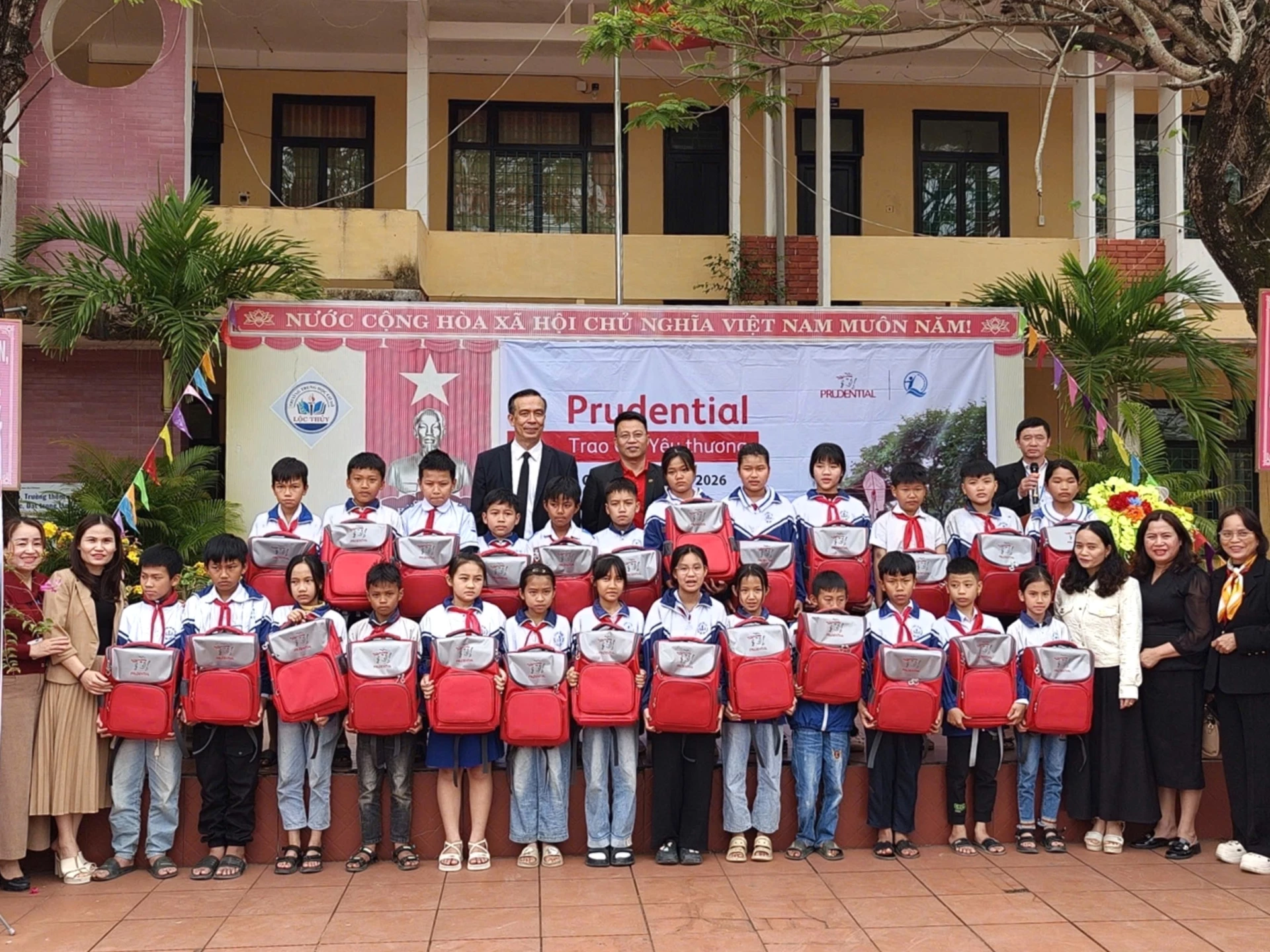 Prudential trao quà cho học sinh tại tỉnh Quảng Trị