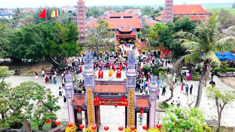 Chùa Hoằng Phúc trong ngày đầu năm mới Bính Ngọ 2026 đón rất đông người dân đến chiêm bái, tham quan.