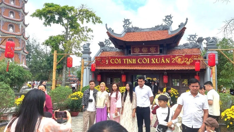 Nhiều gia đình tranh thủ chụp những tấm ảnh lưu niệm ngày đầu xuân mới.