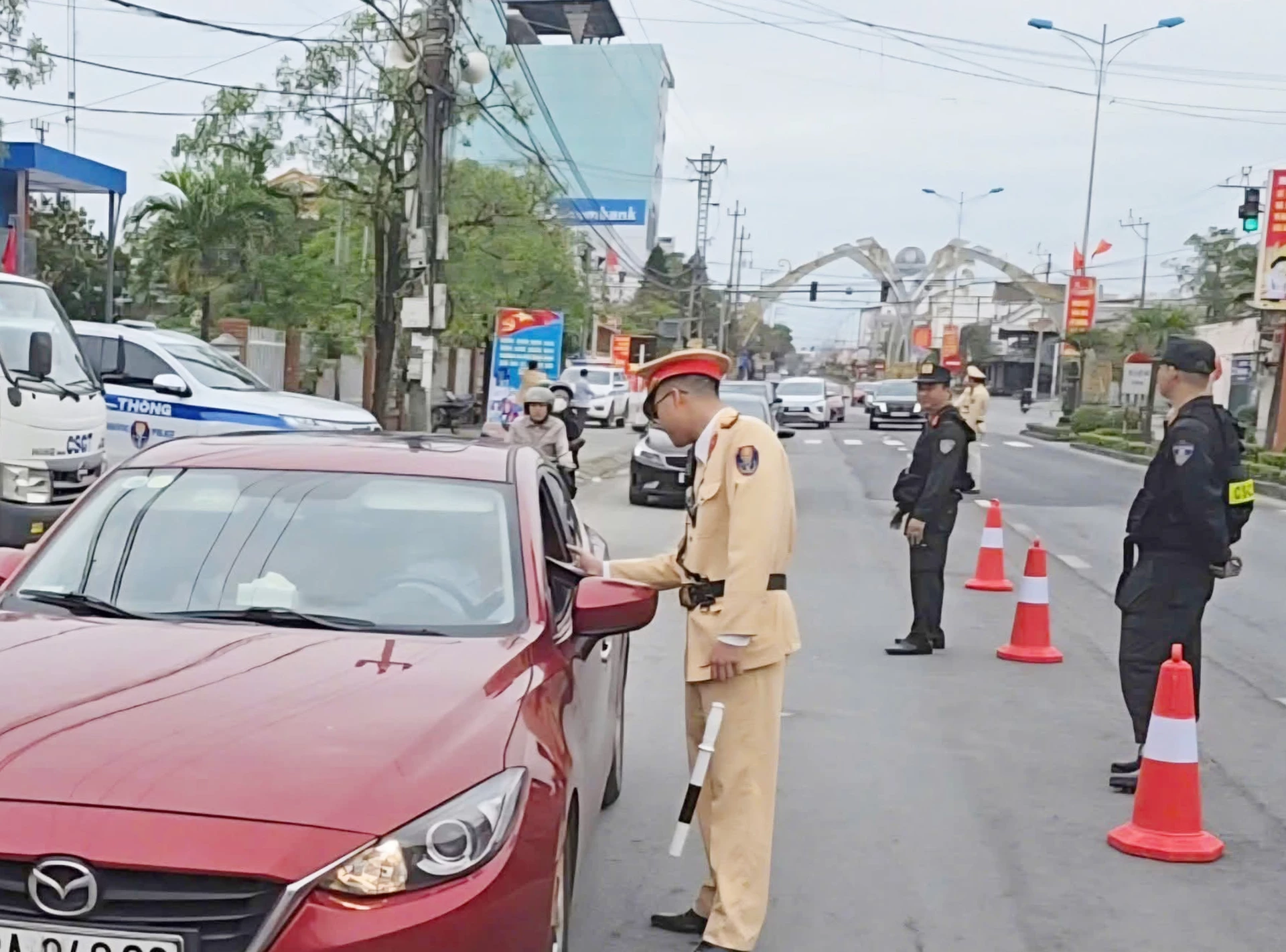 Lực lượng chức năng kiểm tra nồng độ cồn, góp phần đảm bảo an toàn giao thông. Ảnh: B.T