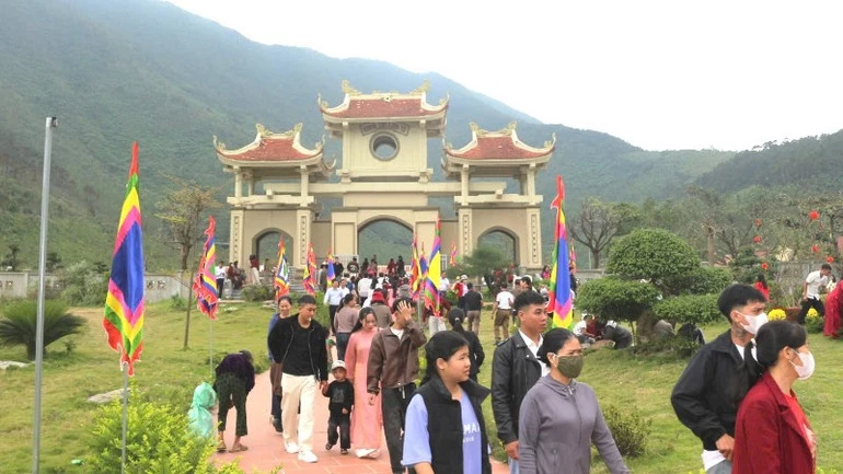 Đền Thánh mẫu Liễu Hạnh là điểm du lịch tâm linh được rất đông người dân và du khách khu vực bắc miền trung viếng thăm, du xuân đầu năm.