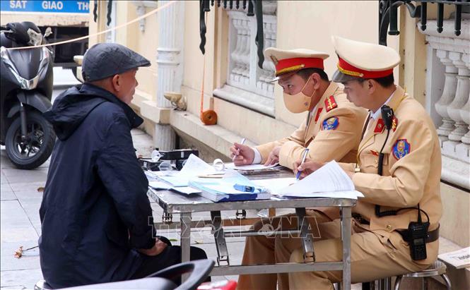 Một trường hợp vi phạm nồng độ cồn trong sáng mùng 1 Tết bị lực lượng CSGT phát hiện, lập biên bản xử lý và tạm giữ phương tiện theo quy định. Ảnh: Phạm Kiên/TTXVN