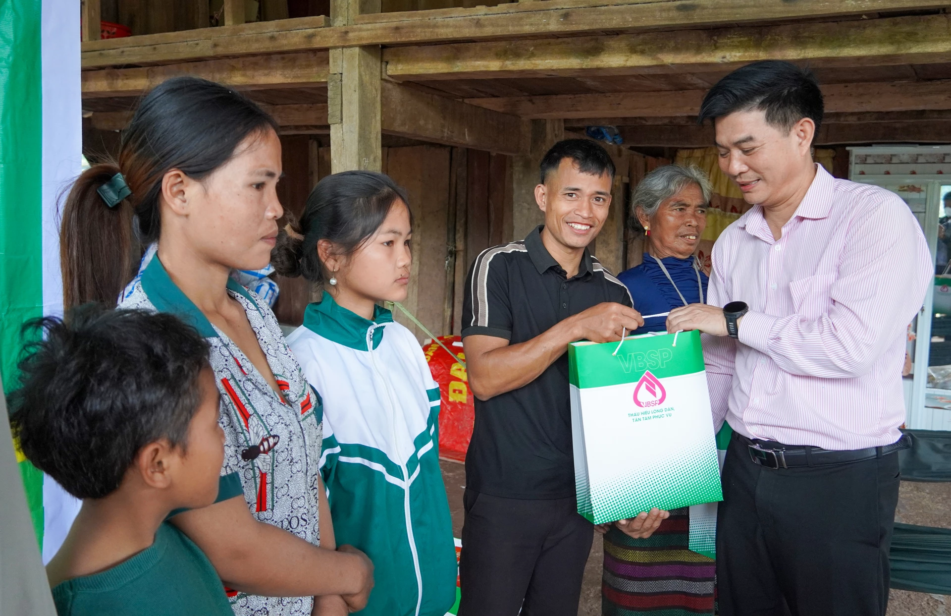 Quà Tết Ấm Lòng Bà Con Bản Ploang, Trường Sơn: Tình Nghĩa Sẻ Chia Trao quà Tết cho bà con bản Ploang, xã Trường Sơn