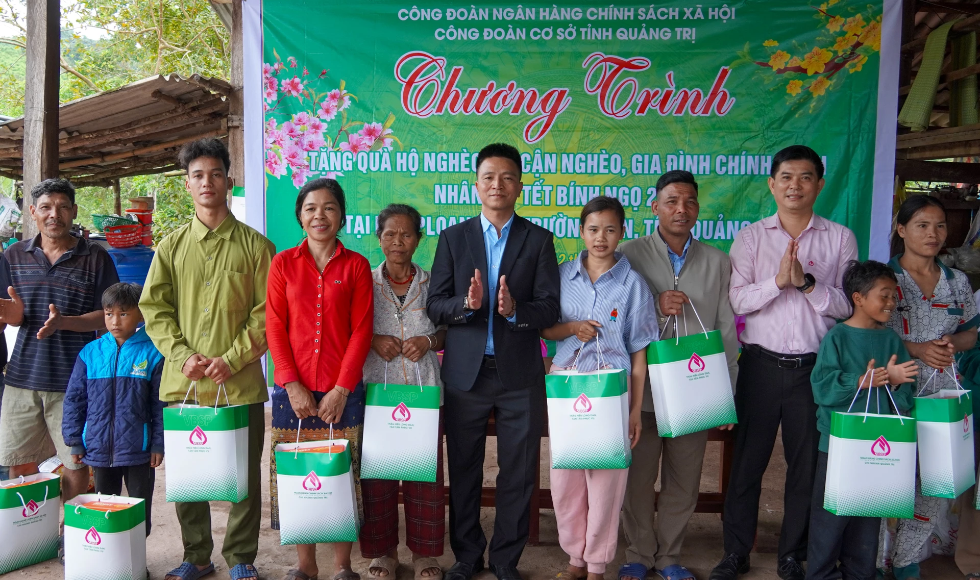 Trao quà Tết cho các hộ dân tại bản Ploang, xã Trường Sơn - Ảnh: N.H