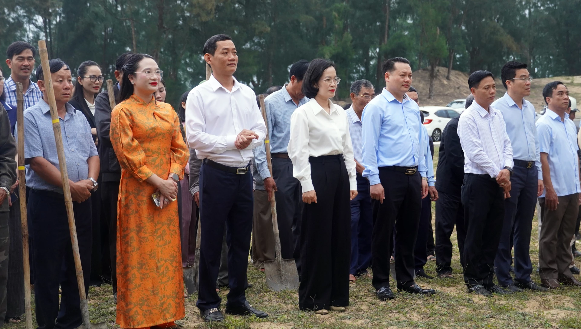 Ngọc Mai - Trần Hòa
Các đồng chí cán bộ phường Bắc Gianh và Nhân dân tham gia Tết trồng cây - Ảnh: N.M