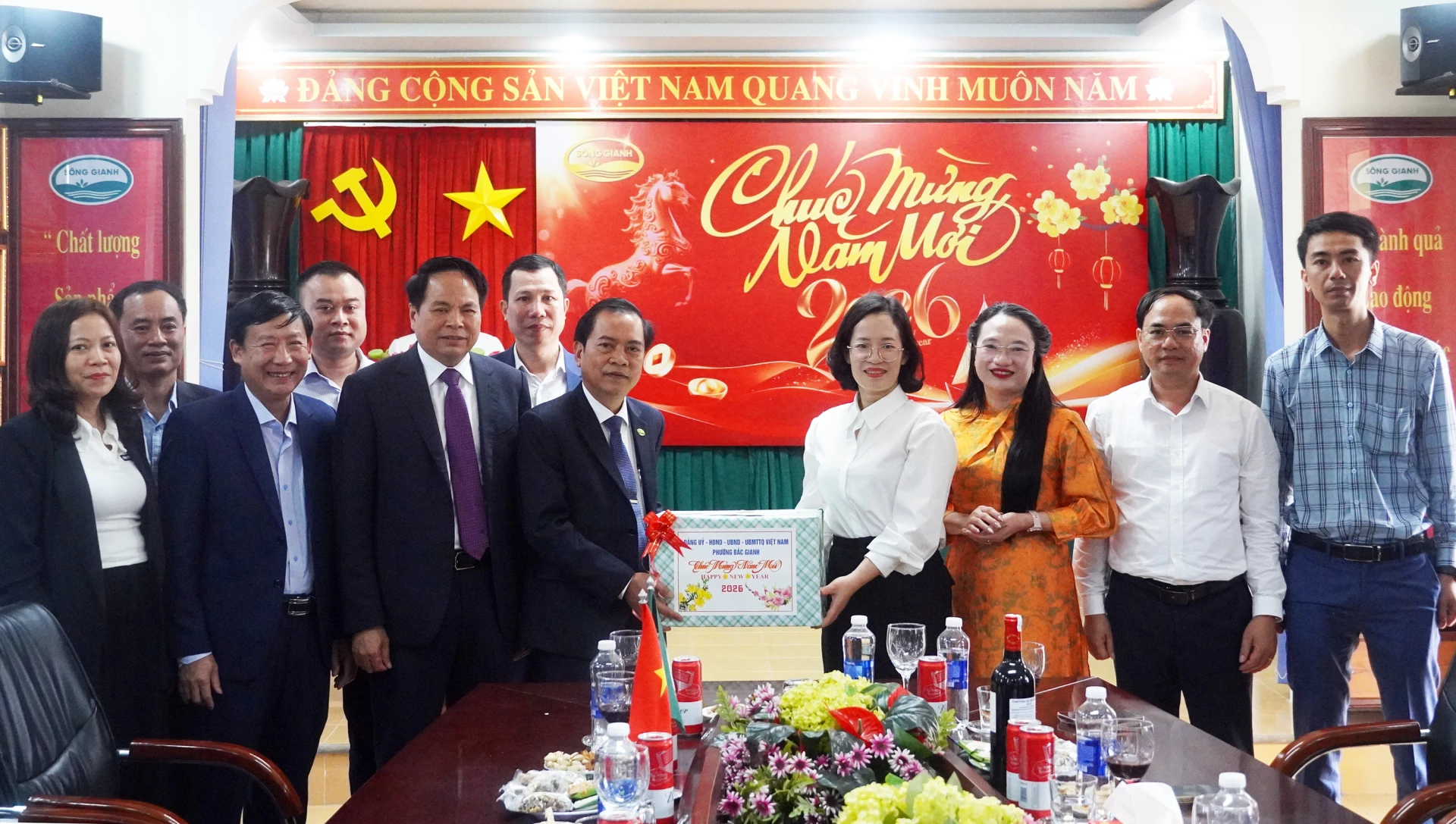 Đồng chí Đinh Thị Ngọc Lan, Bí thư Đảng ủy phường Bắc Gianh thăm, động viên cán bộ, nhân viên, người lao động Tổng Công ty Sông Gianh - Ảnh: N.M