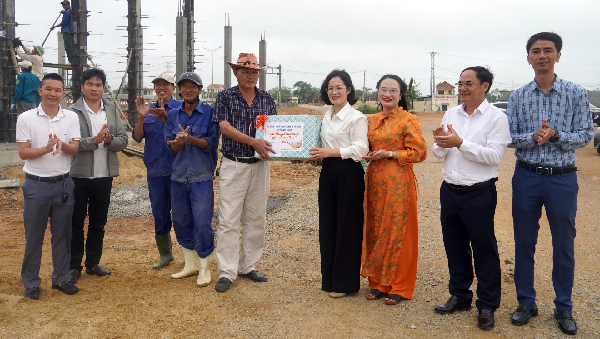 Đồng chí Đinh Thị Ngọc Lan, Bí thư Đảng ủy phường Bắc Gianh động viên cán bộ, công nhân thi công công trình Cải tạo khu di tích Bến phà Gianh - Ảnh: N.M