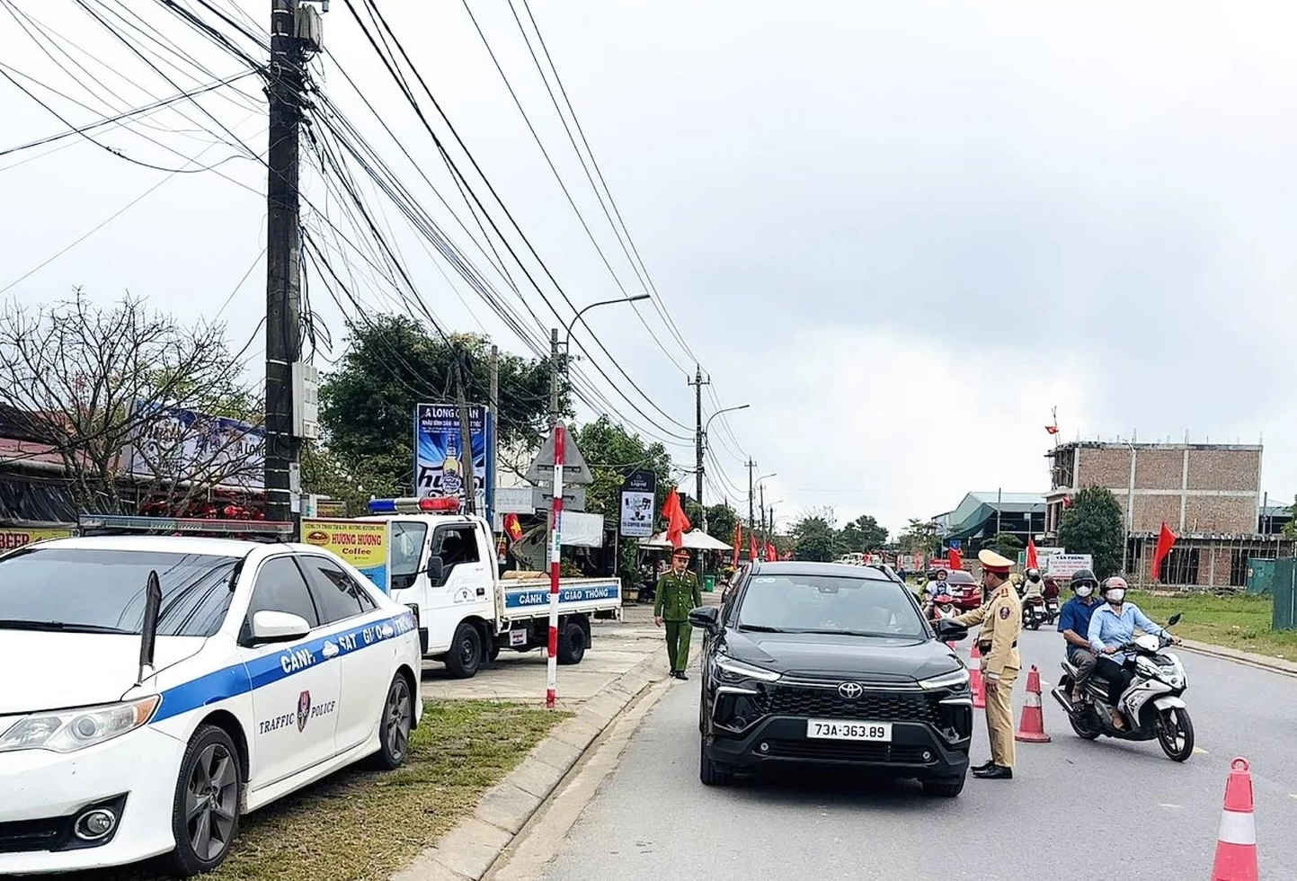 Việc kiểm tra nồng độ cồn và các vi phạm trật tự ATGT trong dịp Tết được triển khai đồng loạt tại các địa phương - Ảnh: L.T