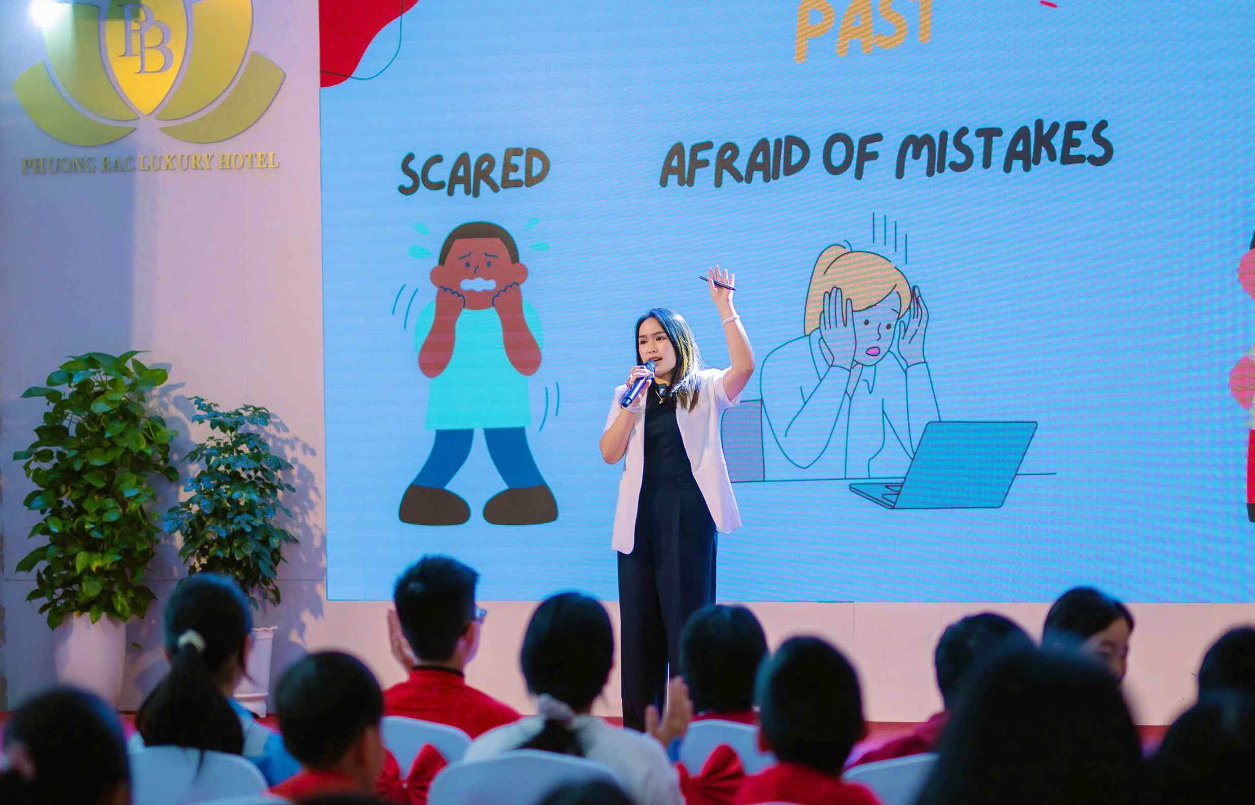 Hồng Khánh chia sẻ câu chuyện của mình với các bạn nhỏ đam mê tiếng Anh-Ảnh: Q.H