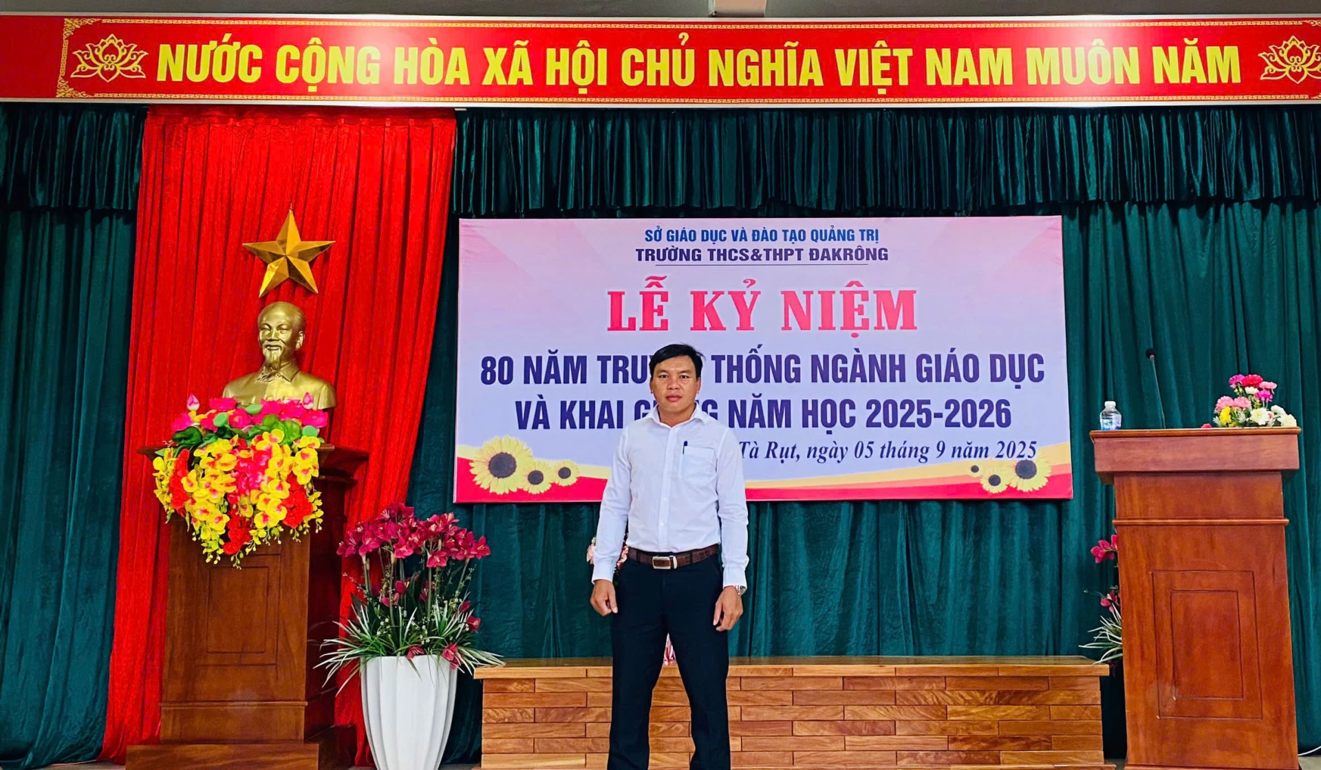 Thầy giáo dũng cảm lao mình cứu người giữa dòng xiết Thầy giáo dũng cảm cứu người giữa dòng nước xiết