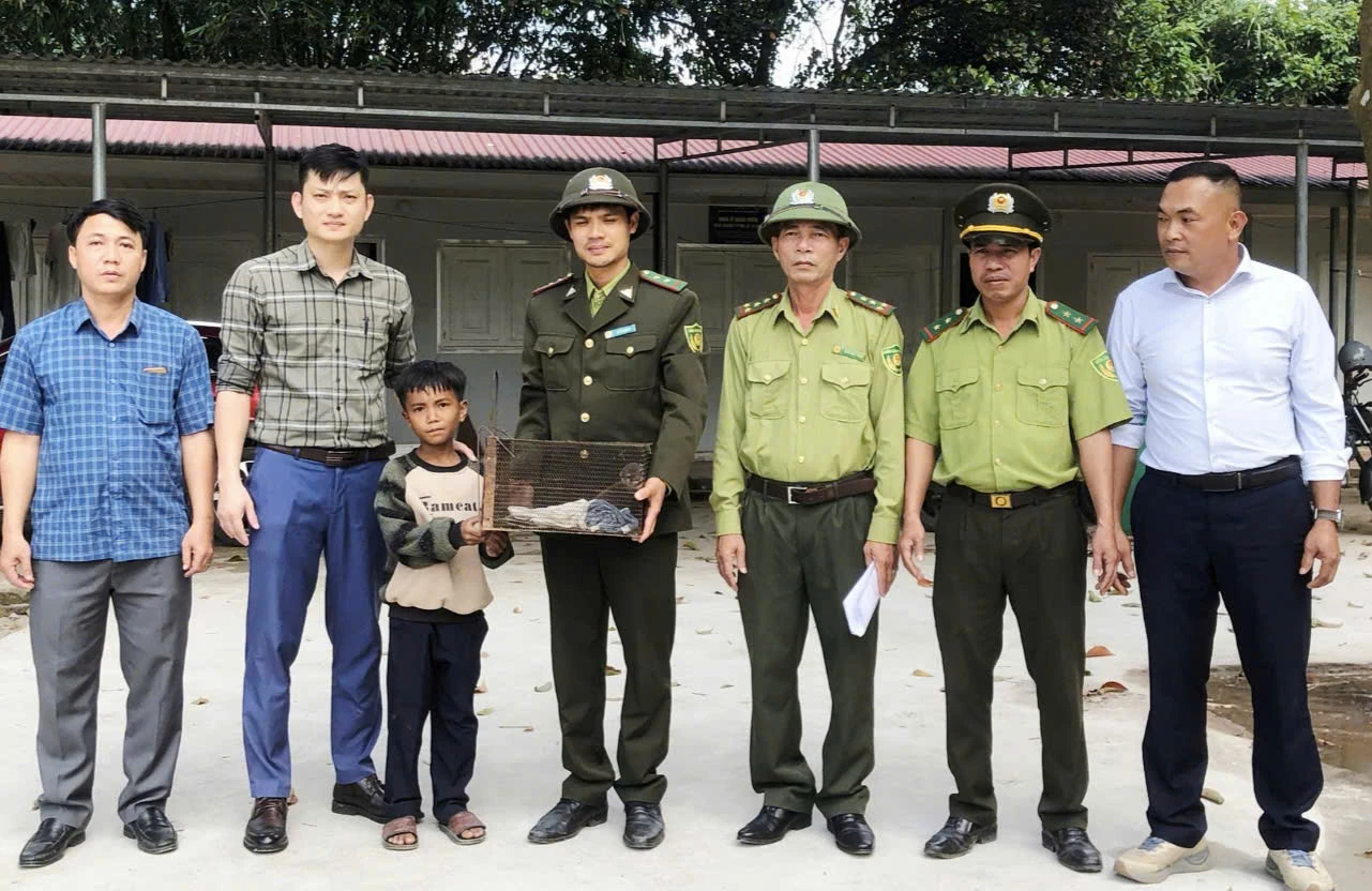 Bé lớp 4 Đakrông: Phát hiện, giao nộp rái cá quý hiếm đầy ngưỡng mộ! Xã Đakrông: Một học sinh lớp 4 bàn giao cá thể rái cá quý hiếm cho lực lượng chức năng