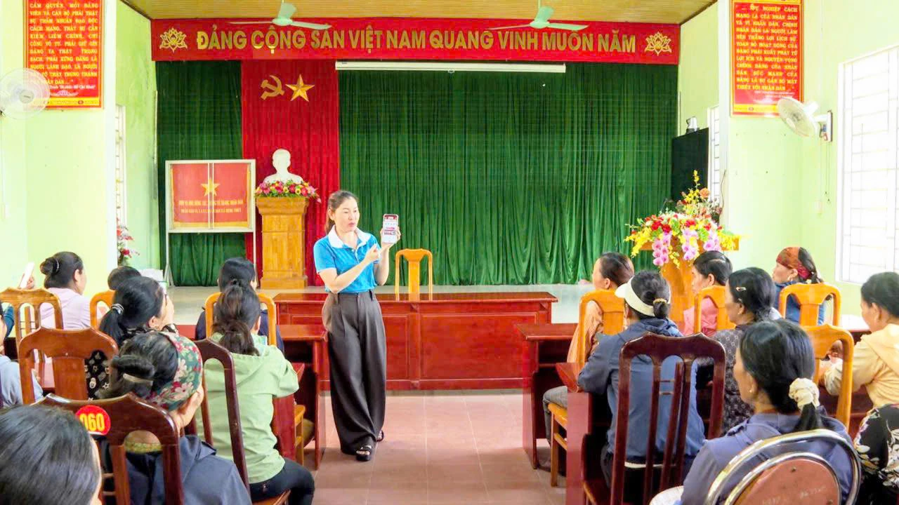 Hoạt động chuyển đổi số tích cực trong công tác Hội của Hội Liên hiệp Phụ nữ xã Sen Ngư - Ảnh: M.N