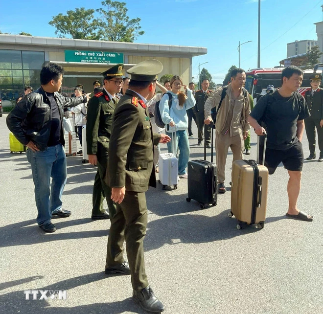 Phòng Quản lý xuất nhập cảnh (Công an tỉnh Quảng Ninh) phối hợp trao trả công dân Trung Quốc nhập cảnh trái phép. (Ảnh: TTXVN phát)